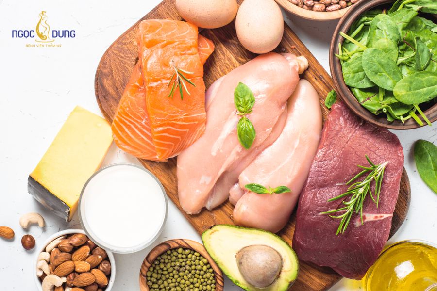 Cắt mí mắt có được ăn thịt vịt không? Nên kiêng bao lâu? 7 Nên hạn chế các loại thịt bò, thịt gà để tránh nguy cơ hình thành sẹo thâm đen loang lổ