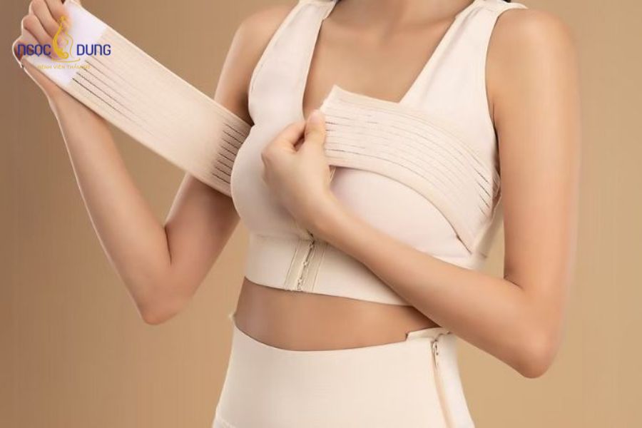 Có nên thả rông sau nâng ngực? Thời điểm vàng cho vòng 1 8 Áo định hình là yếu tố bắt buộc giúp cố định vị trí túi độn và định hình phom dáng vòng 1 cân đối