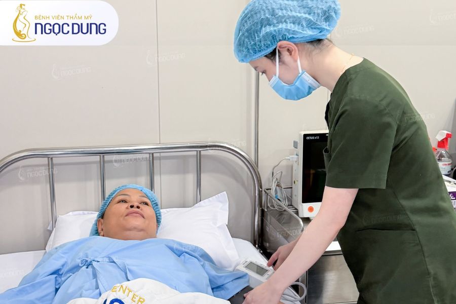 Nâng mông: Phương pháp phổ biến, bảng giá và an toàn 18 Bác sĩ đo vẽ và xác định vị trí thiếu hụt mô mông của khách hàng