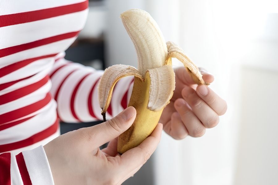 Chuối chín là loại quả lành tính và được đánh giá là an toàn cho người mới phẫu thuật mắt