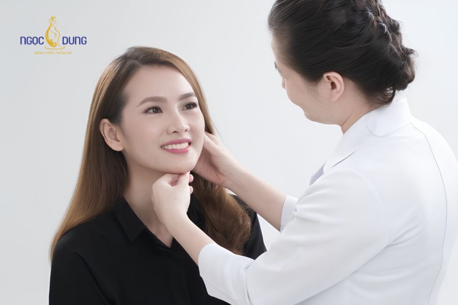 Điêu khắc đường line mặt là quá trình cải thiện độ sắc nét của viền hàm dưới