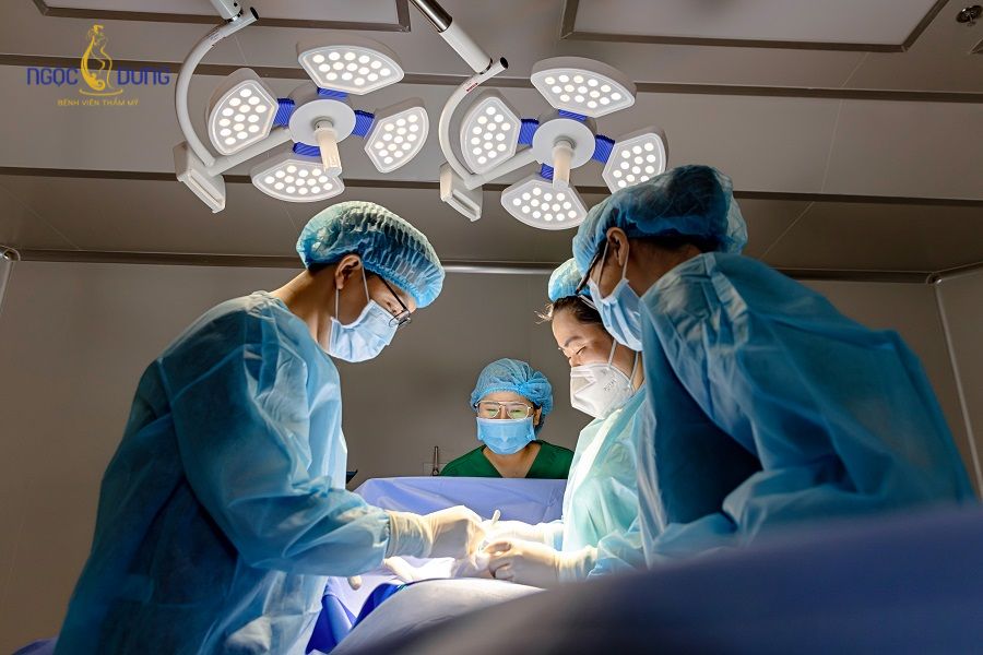Phẫu thuật kéo núm vú tụt: Bảng giá, quy trình 2026 16 Hệ thống phòng mổ đạt tiêu chuẩn vô trùng khắt khe, trang thiết bị công nghệ hiện đại