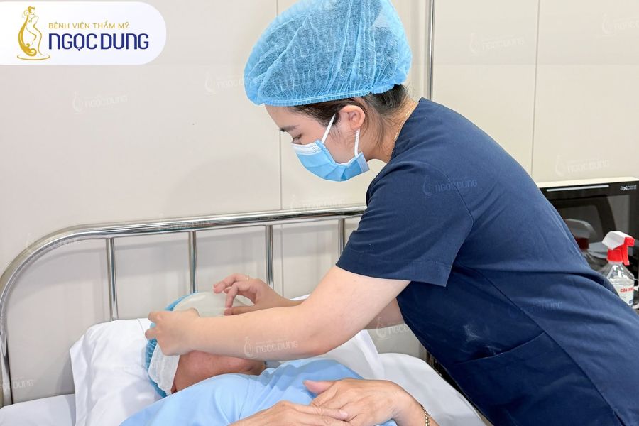 Cắt mí sau 1 - 2 tháng vẫn sưng có nguy hiểm không? 11 Khách hàng cần đến cơ sở uy tín ngay khi có dấu hiệu mưng mủ hoặc đỏ rực lan rộng