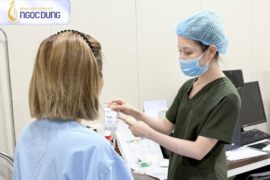Cách chăm sóc sau nâng ngực giúp hồi phục nhanh chóng 12 Khách hàng đi lại nhẹ nhàng trong phòng lưu trú sau 48 giờ