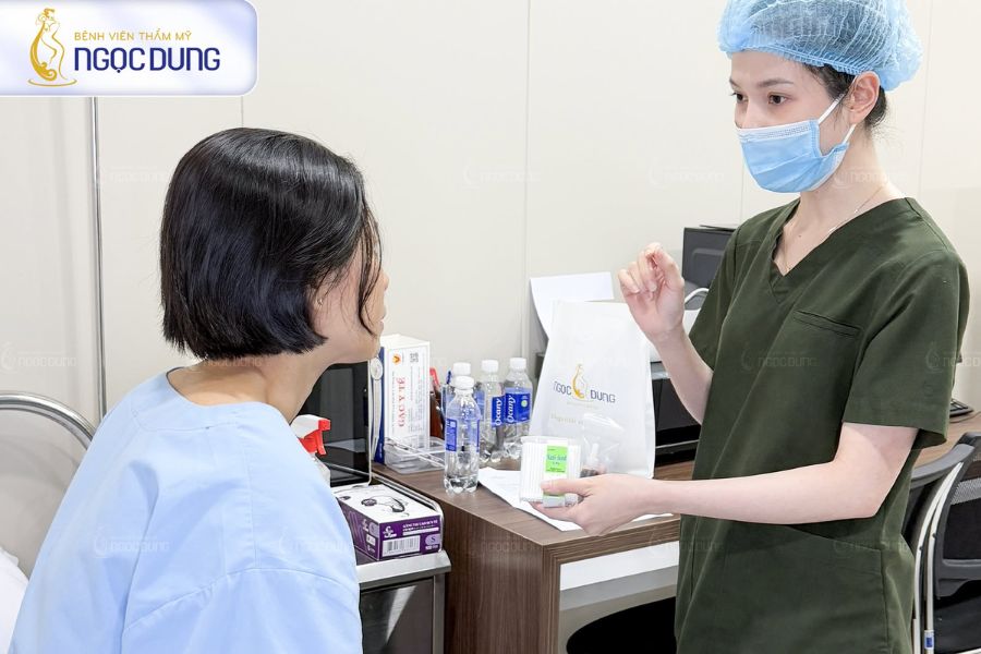 Hút mỡ nách bao nhiêu tiền? Quy trình thực hiện an toàn 14 Khách hàng được chuyển đến phòng hồi sức, theo dõi các chỉ số sức khỏe ổn định trước khi ra về