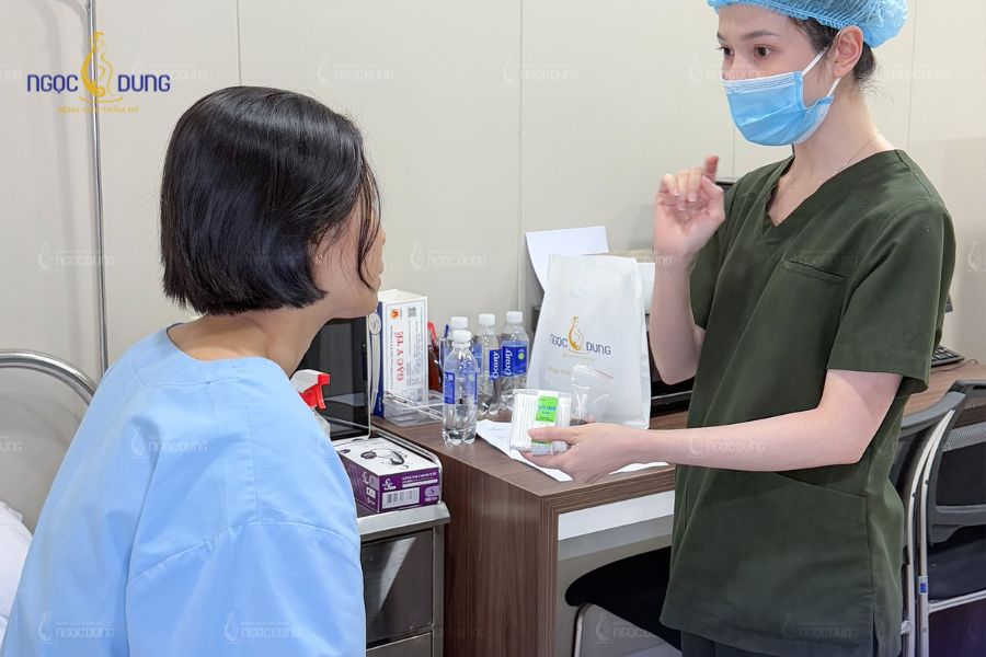 Hút mỡ nọng cằm: Thon gọn mặt chuẩn y khoa, Ngọc Dung 16 Khách hàng được theo dõi sức khỏe ổn định trước khi ra về, kèm đơn thuốc và lịch hẹn tái khám cụ thể