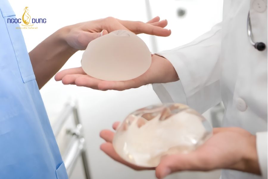 Các phương pháp nâng ngực an toàn, phổ biến nhất hiện nay 14 Khách hàng nhận tư vấn phác đồ nâng ngực cá nhân hóa từ chuyên gia