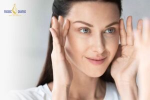 Khuôn mặt đầy đặn căng mịn tự nhiên giúp xóa mờ các nếp nhăn lão hóa