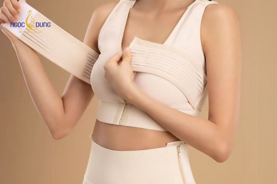 Nâng ngực bao lâu thì hết sưng? Cách chăm sóc ngực mềm 18 Mặc áo định hình liên tục từ 1 - 3 tháng giúp cố định vị trí túi độn và tạo độ gom dáng chuẩn