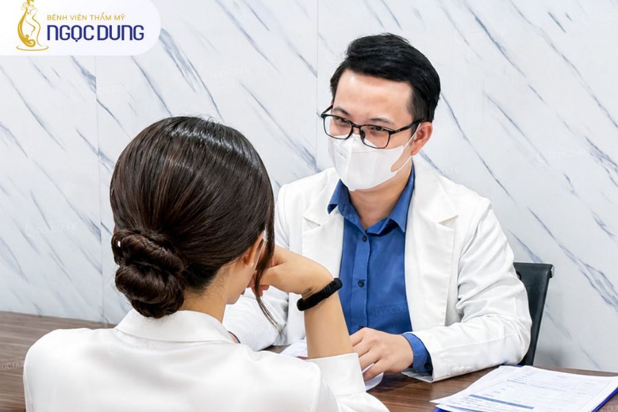 Tạo mắt 2 mí: Phương pháp, quy trình tạo mắt 2 mí chuẩn 13 Thăm khám và tư vấn cùng bác sĩ Bệnh viện Thẩm mỹ Ngọc Dung