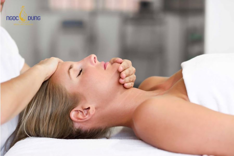 Bóp size định hình gương mặt: Các phương pháp thẩm mỹ 11 Thao tác dùng lực bàn tay tác động vào các khớp nối mô mềm trên mặt