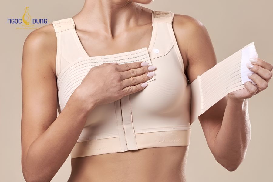 Nâng ngực nội soi túi tròn, vòng 1 căng mềm tự nhiên 17 Thao tác mặc áo định hình ngực đúng chuẩn tại nhà