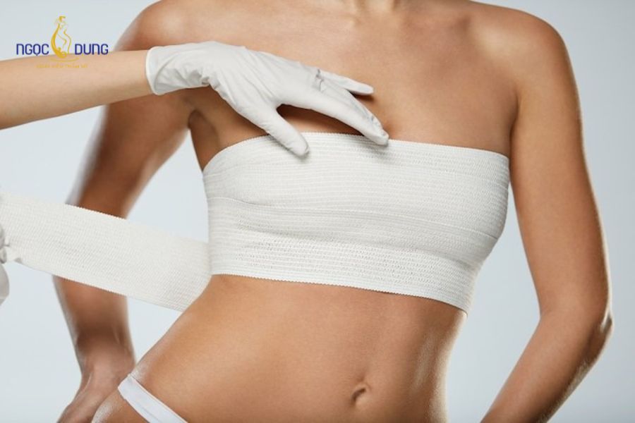 Nâng ngực bao lâu thì đi bơi được? Lộ trình phục hồi 16 Thoa kem chống nắng và bảo vệ vùng da quanh vết mổ khỏi tia UV để tránh nguy cơ sạm thâm