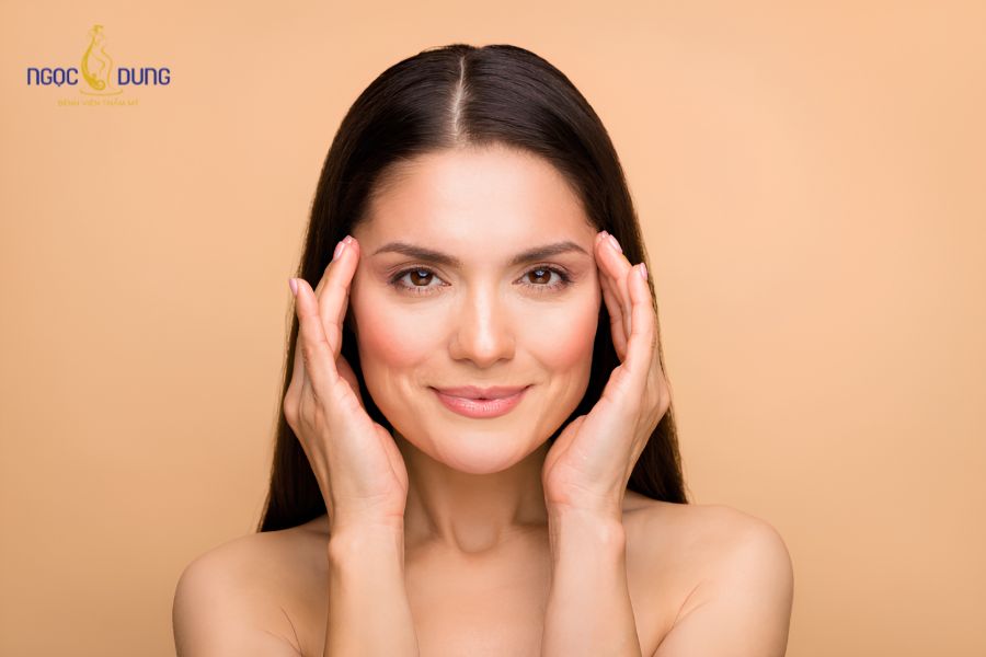 Cấy mỡ toàn mặt là gì? Giá bao nhiêu và giữ bao lâu? 18 Tình trạng gò má cao lộ xương do vùng má và thái dương bị hóp sâu nên thực hiện cấy mỡ