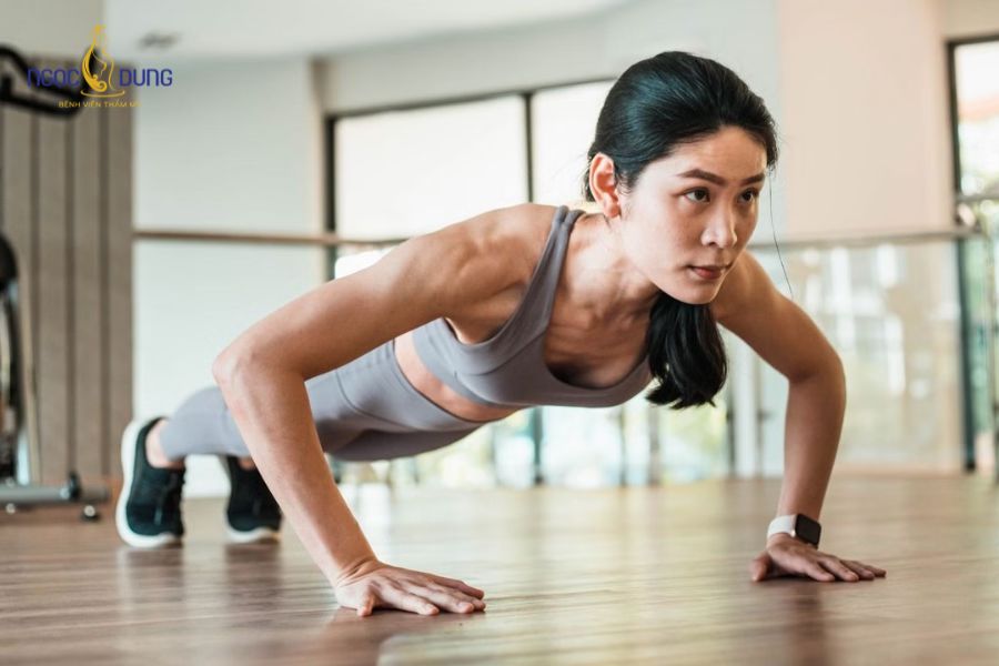Top 15 bài tập nâng ngực, tăng vòng 1 săn chắc tại nhà 11 Tư thế hít đất chống gối giảm tải trọng cho phần thân dưới