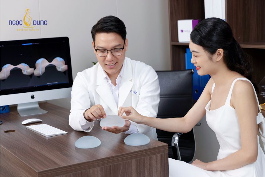 Nâng ngực có bóp được không? Bao lâu thì mềm tự nhiên? 9 Bác sĩ chuyên khoa tại Bệnh viện Thẩm mỹ Ngọc Dung thăm khám và tư vấn tình trạng vòng 1 cho khách hàng