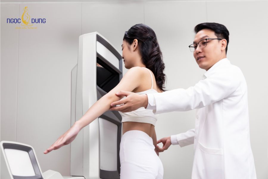 Nâng ngực bằng túi độn: Giải pháp, chi phí và quy trình 12 Bác sĩ chuyên khoa thăm khám và xác định tình trạng mô tuyến vú trước khi thực hiện phẫu thuật