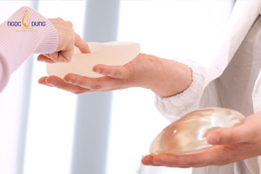 Nên nâng ngực túi tròn hay giọt nước? Lời khuyên chuyên gia 8 Chi phí túi giọt nước thường nhỉnh hơn túi tròn do cấu trúc phức tạp và đòi hỏi tay nghề bác sĩ cao