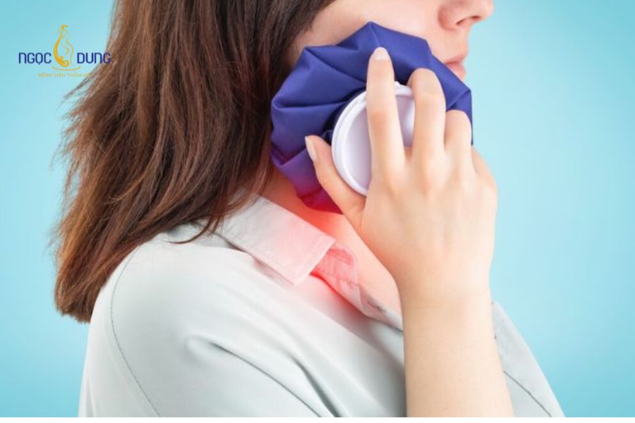 Tiêm filler môi bị sưng: Bao lâu hết và cách giảm sưng 10 Chườm đá lạnh nhẹ nhàng qua khăn bọc mỏng trong 24–48 giờ đầu giúp co mạch và dịu sưng