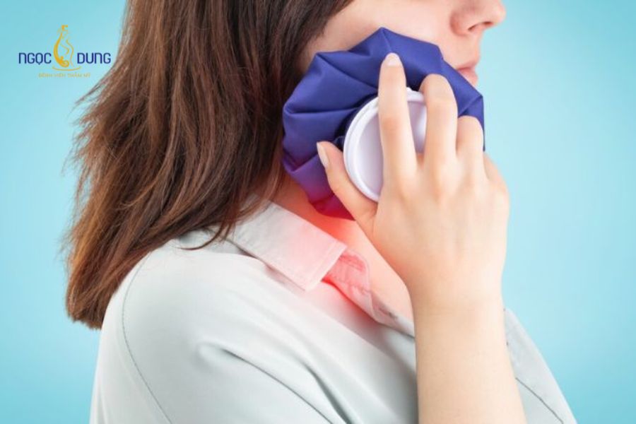 Tiêm filler cằm bị sưng đau: Nguyên nhân và cách xử lý 13 Chườm lạnh nhẹ nhàng bằng khăn mềm bọc đá giúp làm dịu cảm giác sưng căng vùng tiêm