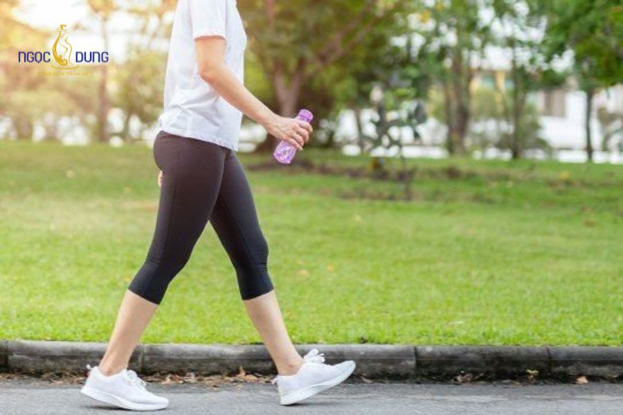 Tiêm filler có tập gym được không? Hướng dẫn an toàn 9 Đi bộ nhẹ nhàng hoặc giãn cơ là sự lựa chọn thích hợp trong tuần đầu tiên sau tiêm filler