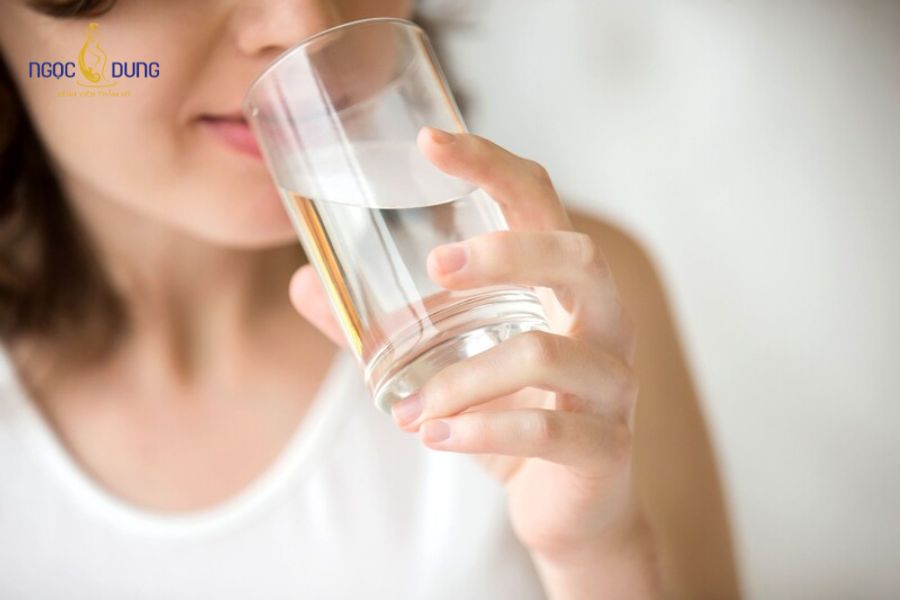 Nâng ngực có sinh con được không? Giải đáp từ Ngọc Dung 15 Duy trì chế độ ăn cân bằng dinh dưỡng và uống đủ 2 - 2,5 lít nước mỗi ngày