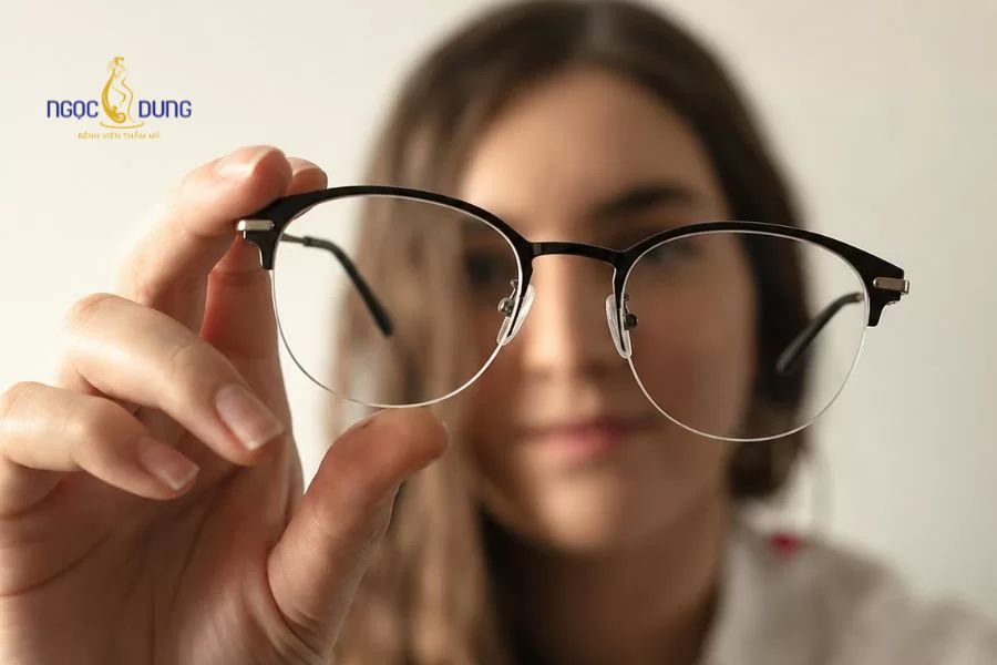 Tiêm filler mũi có đeo kính được không? Cần lưu ý gì? 9 Hạn chế đeo kính gọng cứng đè lên sống mũi trong giai đoạn chất làm đầy HA mới tiêm chưa cố định vào mô da