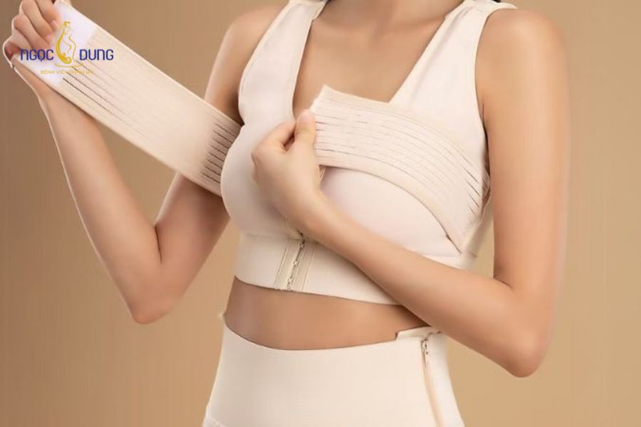 Nâng ngực cần kiêng ăn gì? Giải đáp từ Bệnh viện Thẩm mỹ Ngọc Dung 14 Hướng dẫn mặc áo định hình chuyên dụng đúng kỹ thuật để cố định dáng ngực căng tròn, mềm mại