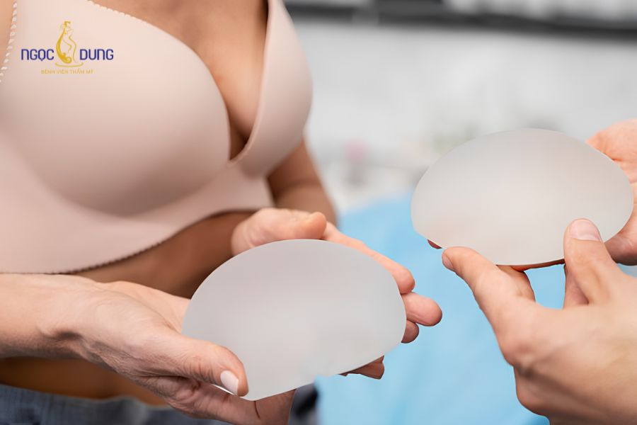 Nâng ngực bị lệch: Dấu hiệu, nguyên nhân và cách khắc phục 15 Lựa chọn size túi ngực không tương thích với khung xương làm tăng nguy cơ lệch