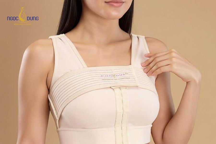 Nâng ngực bị lệch: Dấu hiệu, nguyên nhân và cách khắc phục 16 Mặc áo định hình chuyên dụng hỗ trợ nắn chỉnh túi ngực về vị trí cân đối ở giai đoạn đầu