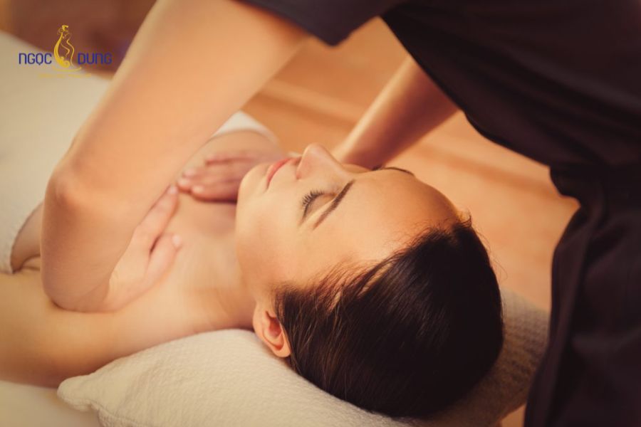 Ngực lép có nên nâng ngực không? Giải đáp từ Ngọc Dung 15 Massage bầu ngực giúp kích thích tuần hoàn máu vùng mô vú