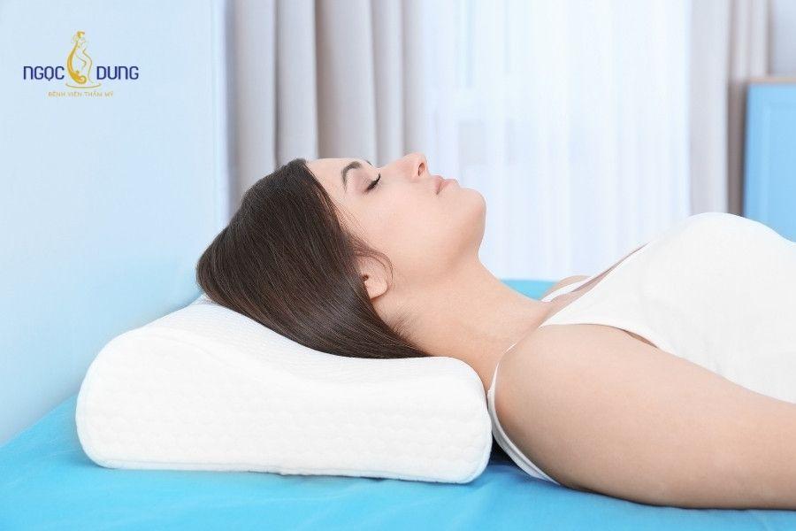 Tiêm filler mũi có được nằm nghiêng không? Cần lưu ý gì? 12 Nằm ngửa giúp loại bỏ áp lực đè ép lên sống mũi và đầu mũi mới tiêm filler
