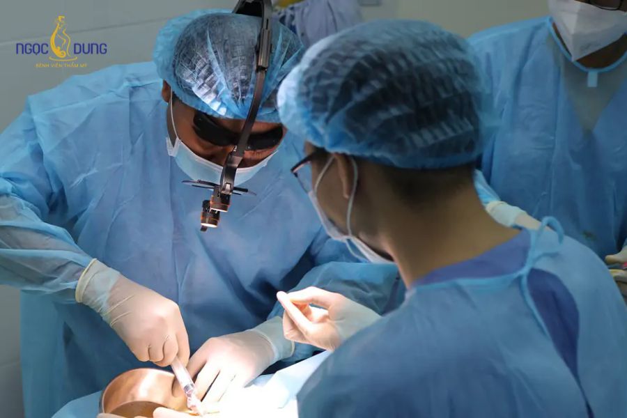 Nâng ngực bị hỏng: Dấu hiệu, nguyên nhân và cách xử lý 10 Phẫu thuật tái tạo ngực hỏng đòi hỏi kỹ thuật phức tạp và sự đánh giá cẩn trọng từ bác sĩ chuyên khoa