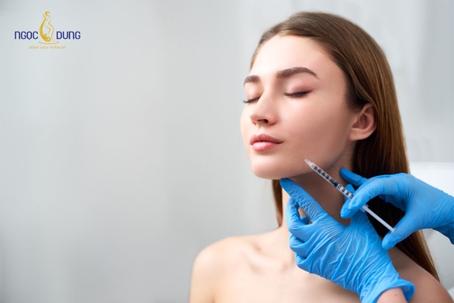 Tiêm filler có đau không? Nguyên nhân và cách giảm đau 10 Quy trình ủ tê và chất làm đầy tích hợp hoạt chất gây tê giúp khách hàng cảm thấy thoải mái trong suốt quá trình tiêm