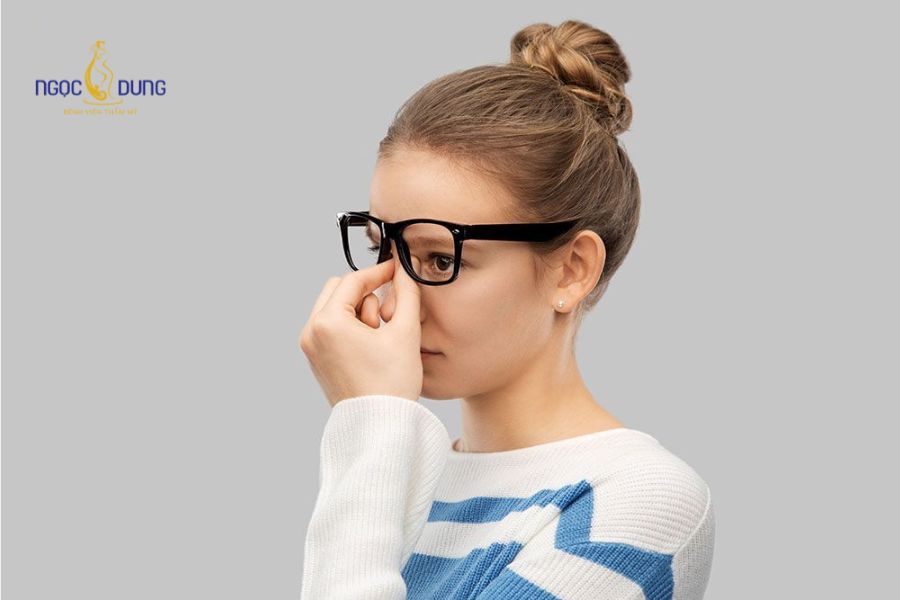 Tiêm filler mũi có đeo kính được không? Cần lưu ý gì? 11 Tác động lực chèn ép của gọng kính gây xô lệch chất làm đầy và sưng nề sống mũi