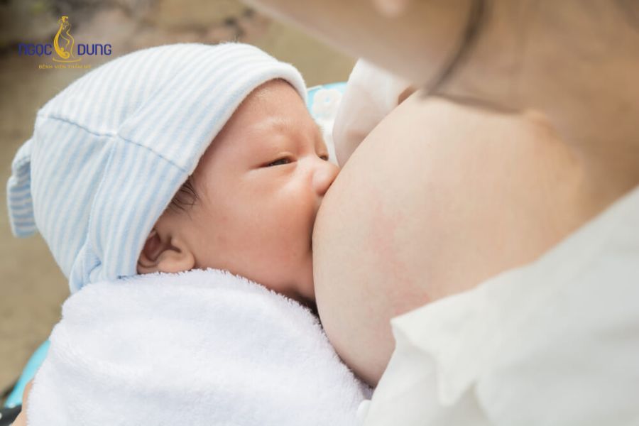 Nâng ngực có cho con bú được không? Giải đáp chi tiết 18 Tần suất cho bé bú 8 - 12 cữ/ngày giúp kích thích hormone tiết sữa hiệu quả