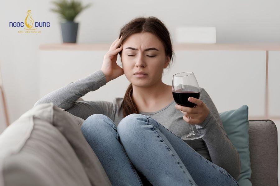 Tiêm filler uống bia có sao không? Cần kiêng bao lâu? 10 Thể trạng mệt mỏi do ảnh hưởng của rượu bia sẽ gián tiếp làm giảm tốc độ hồi phục của mô da sau thẩm mỹ