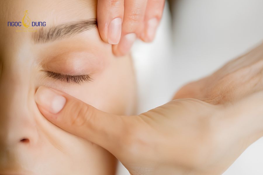 Mù mắt sau tiêm filler: Nguyên nhân và cách xử lý gấp 14 Tránh tuyệt đối thao tác xoa bóp hay chườm ép vùng mắt để hạn chế filler di chuyển sâu vào động mạch