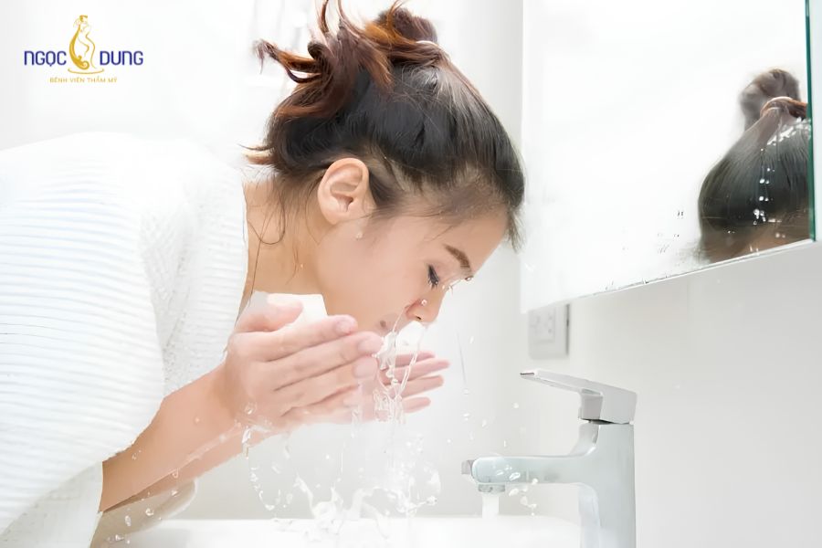 Tiêm filler mũi bao lâu thì tan? Các yếu tố ảnh hưởng 13 Tránh xông hơi, rửa mặt nước quá nóng và vận động thể thao va chạm mạnh sau tiêm filler