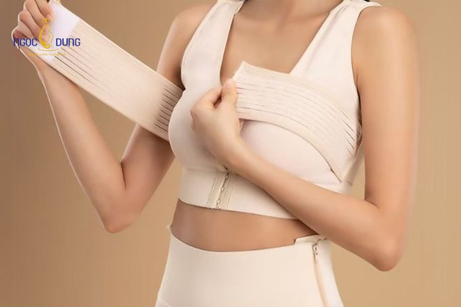 Nâng ngực nghỉ dưỡng bao lâu thì hồi phục, đi làm lại? 12 Tuân thủ hướng dẫn dùng thuốc và mặc áo định hình giúp rút ngắn thời gian nghỉ dưỡng