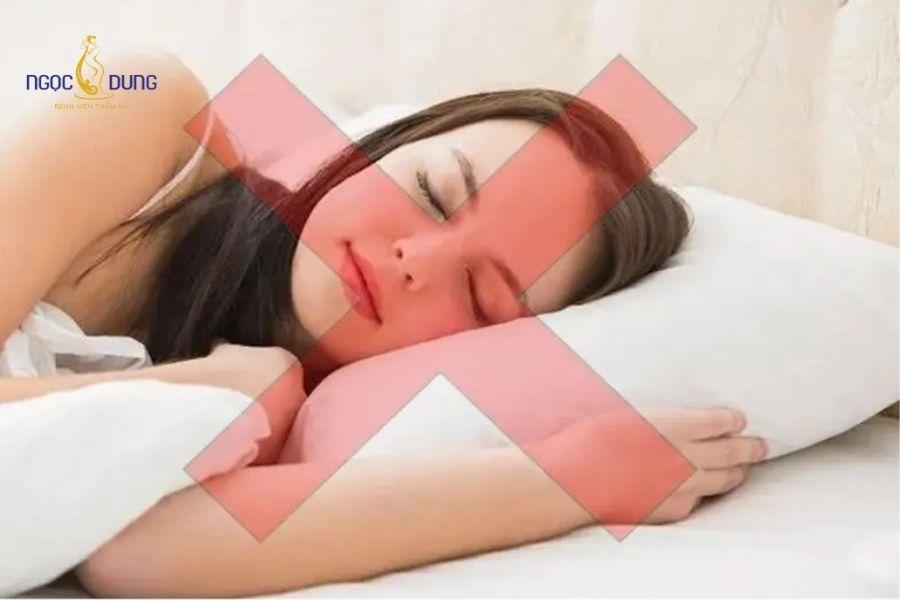 Tiêm filler mũi có được nằm nghiêng không? Cần lưu ý gì? 11 Việc nằm sai tư thế có thể gây sưng bầm kéo dài và làm lệch trục sống mũi