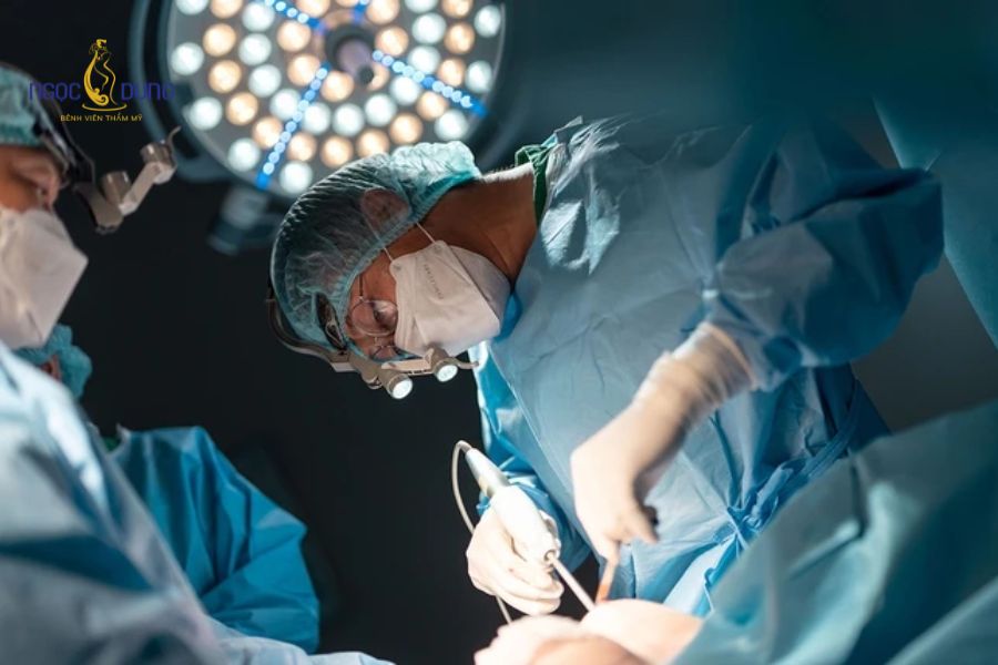 Nâng ngực qua đường rốn là gì? Phương pháp này an toàn? 10 Yếu tố an toàn y khoa và tay nghề Bác sĩ quyết định kết quả ca phẫu thuật ngực