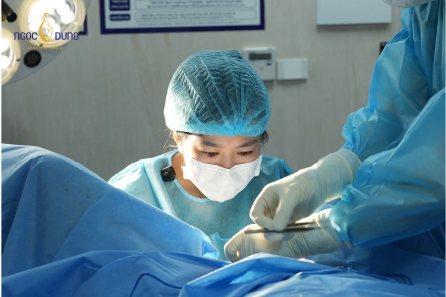 Thu hẹp tầng sinh môn: Có nên làm không? Quy trình 9 Bác sĩ sản phụ khoa đánh giá mức độ giãn rộng vùng kín để đưa ra chỉ định thu gọn tầng sinh môn phù hợp