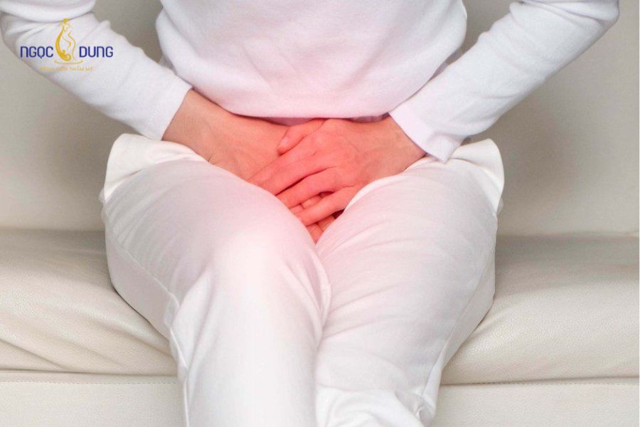 Rách màng trinh chảy máu màu gì? Giải đáp chi tiết 8 Cảm giác đau rát nhẹ ở cửa âm đạo thường giảm dần sau vài giờ khi tổn thương tự phục hồi