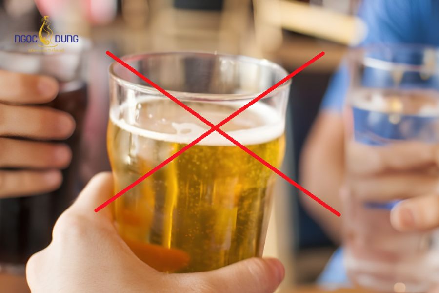 Hút mỡ bắp tay kiêng ăn gì để nhanh hồi phục, không sẹo 9 Cồn và nicotine làm cản trở tuần hoàn máu, khiến vết mổ bắp tay lâu lành và dễ bầm tím