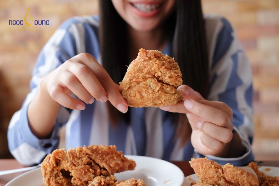 Ăn gì để vết khâu tầng sinh môn nhanh lành? Cần lưu ý 12 Đồ ăn nhiều dầu mỡ gây cản trở chuyển hóa và làm chậm tốc độ phục hồi mô