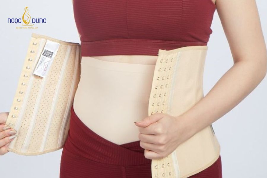 Hút mỡ bụng có nguy hiểm không? Đánh giá chuyên môn 12 Đội ngũ điều dưỡng hướng dẫn chi tiết cách vệ sinh vết mổ và mặc gen định hình tại nhà