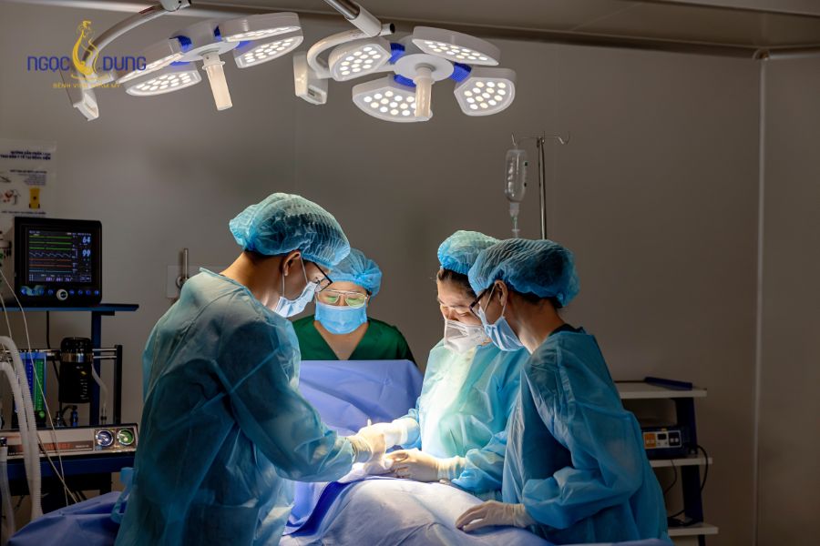 Hút mỡ có béo lại không? Cách duy trì vóc dáng dài lâu 10 Hệ thống phòng mổ vô trùng một chiều hiện đại đạt tiêu chuẩn khắt khe do Bộ Y tế cấp phép