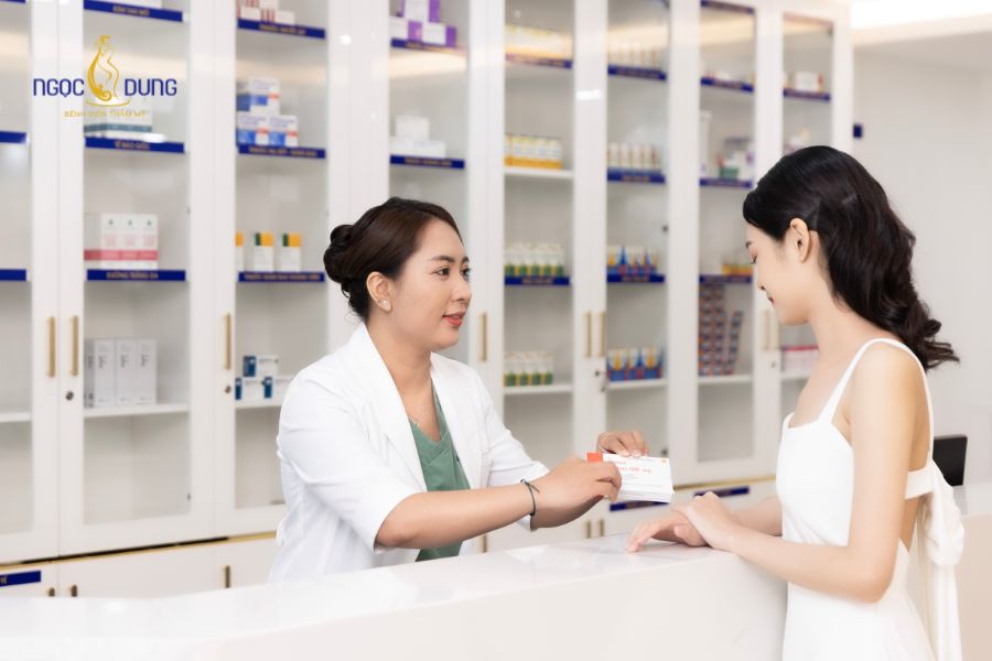 Hướng dẫn chăm sóc sau hút mỡ bụng, nhanh hồi phục 13 Khách hàng cần uống thuốc theo đúng đơn kê và tái khám định kỳ theo chỉ định của bác sĩ