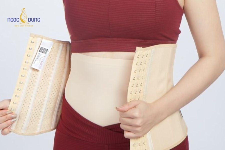 Cắt hay hút mỡ bụng tốt hơn? Lựa chọn phương pháp nào? 12 Khách hàng được hướng dẫn mặc gen định hình chuyên dụng để quá trình hồi phục diễn ra nhanh chóng